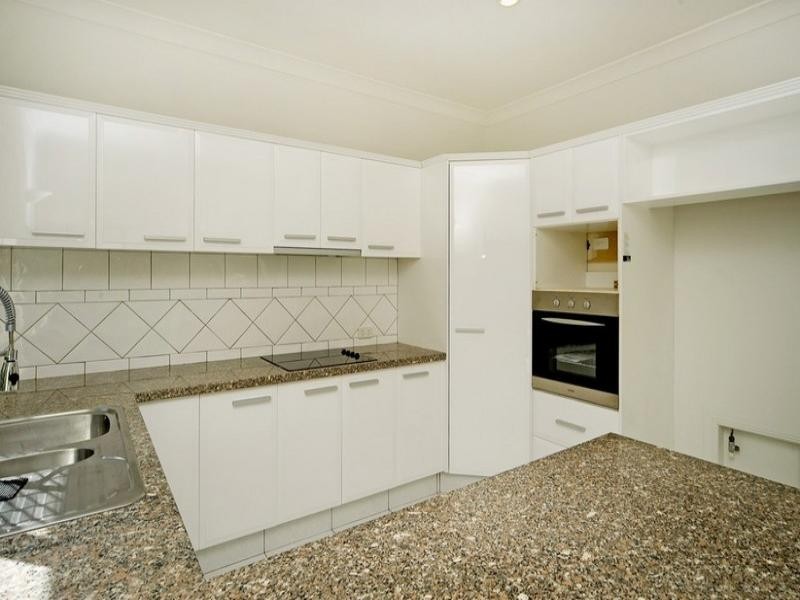 4 Steyning Court, Arundel QLD 4214