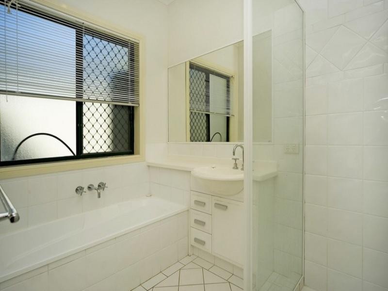 4 Steyning Court, Arundel QLD 4214