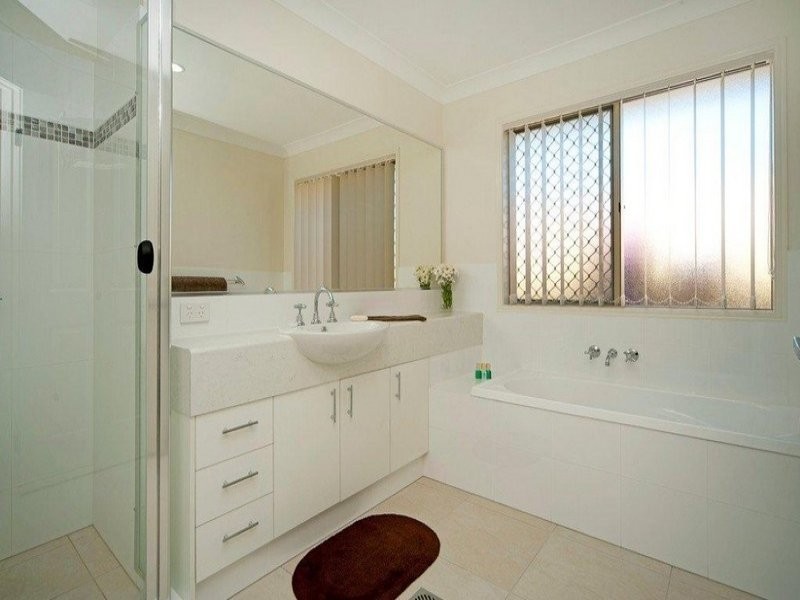 50 Hawkesbury Avenue, Pacific Pines QLD 4211