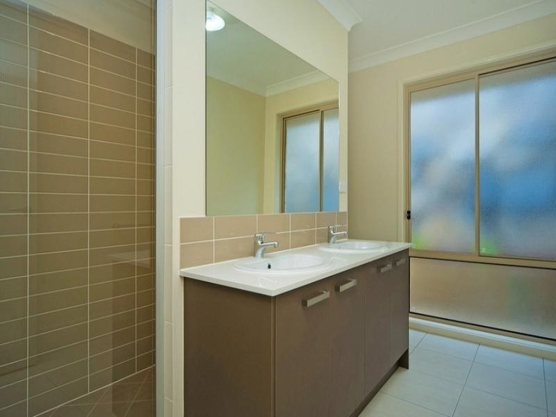 16 Kabi Place, Pacific Pines QLD 4211