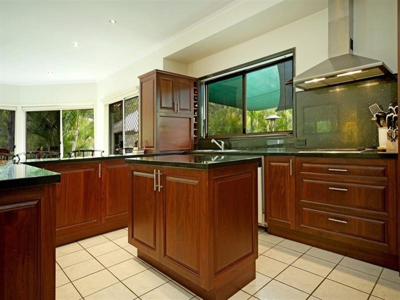 16 Leeds Close, Arundel QLD 4214