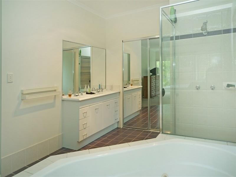 16 Leeds Close, Arundel QLD 4214