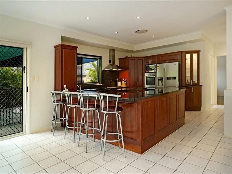 16 Leeds Close, Arundel QLD 4214