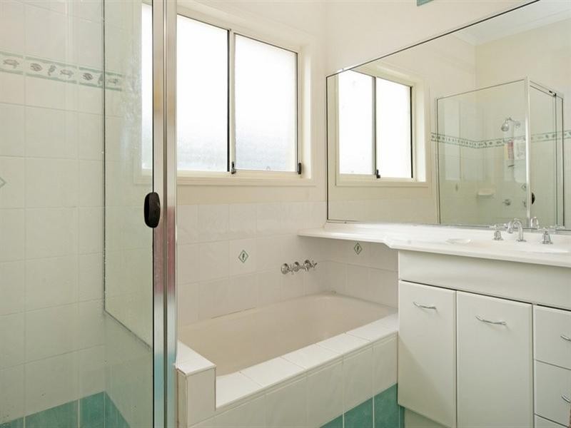 16 Leeds Close, Arundel QLD 4214