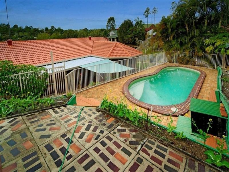 2 Clipperton Chase, Pacific Pines QLD 4211