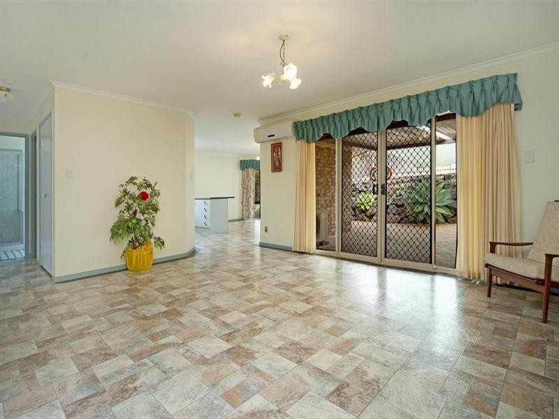 2 Clipperton Chase, Pacific Pines QLD 4211