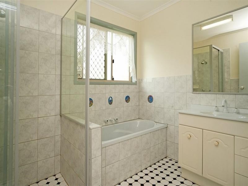 2 Clipperton Chase, Pacific Pines QLD 4211