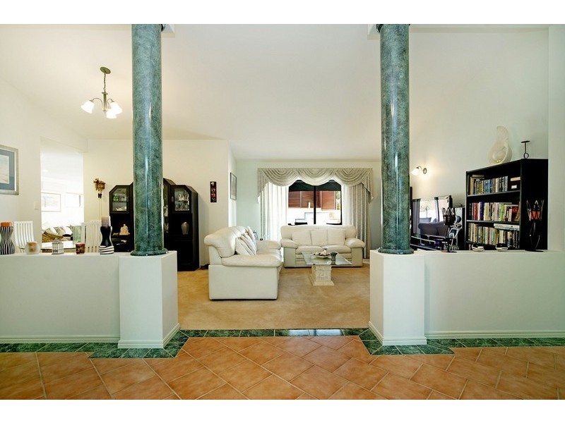 21 Nottinghill Gate Drive, Arundel QLD 4214