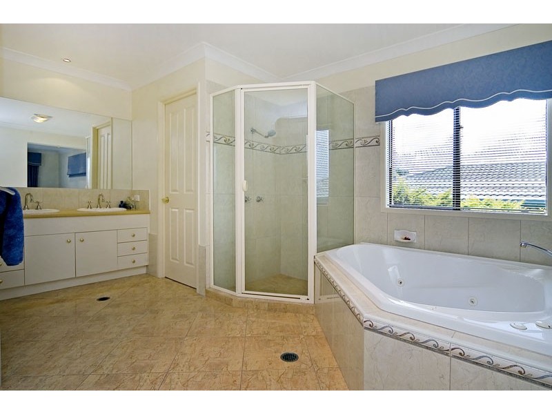 6 Cope Place, Pacific Pines QLD 4211