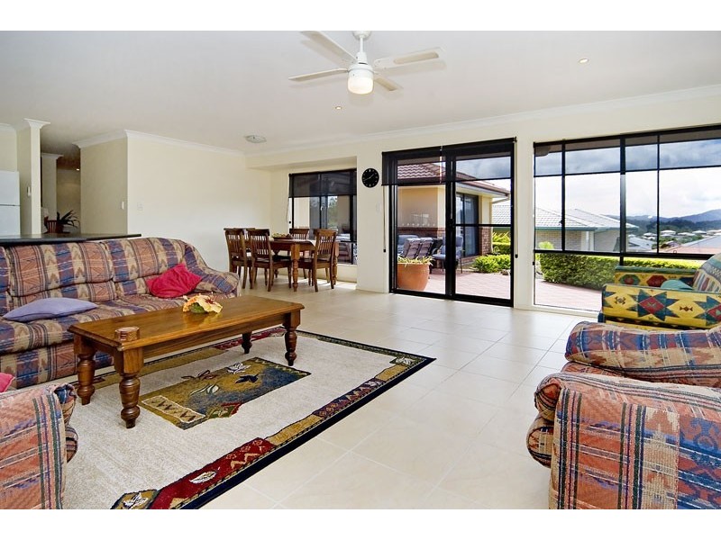 6 Cope Place, Pacific Pines QLD 4211