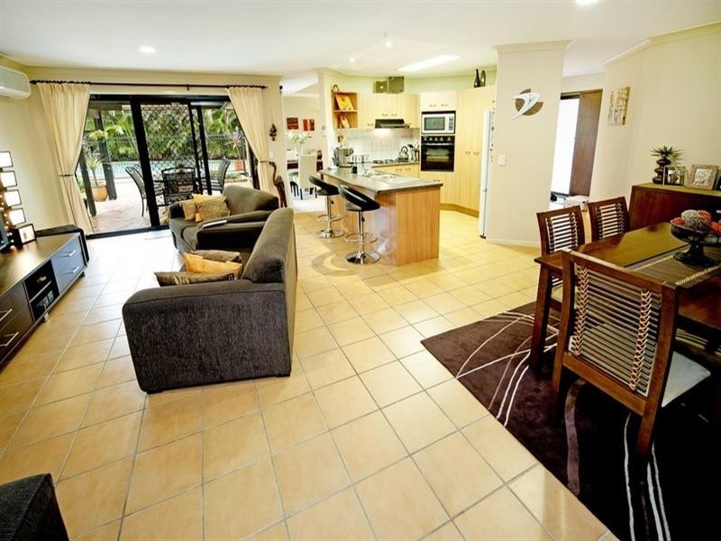 10 Kingman Court, Pacific Pines QLD 4211