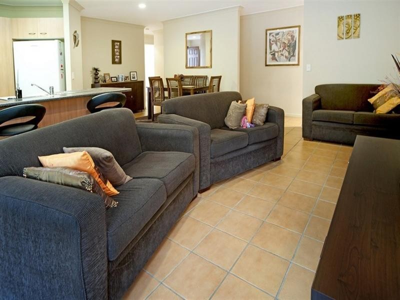 10 Kingman Court, Pacific Pines QLD 4211