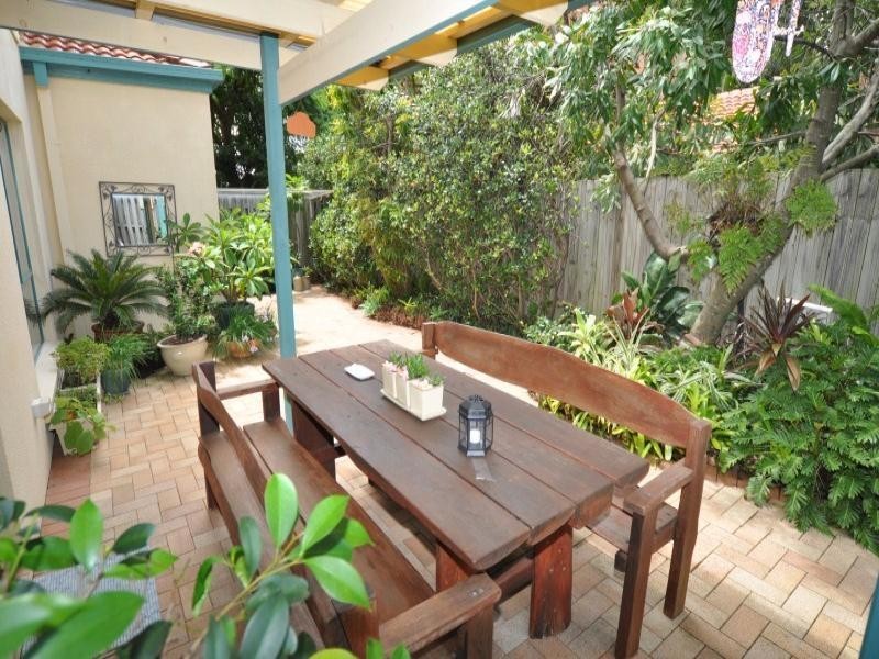 2/4 Gordon Street, Labrador QLD 4215