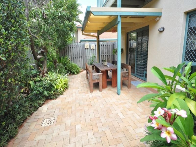 2/4 Gordon Street, Labrador QLD 4215