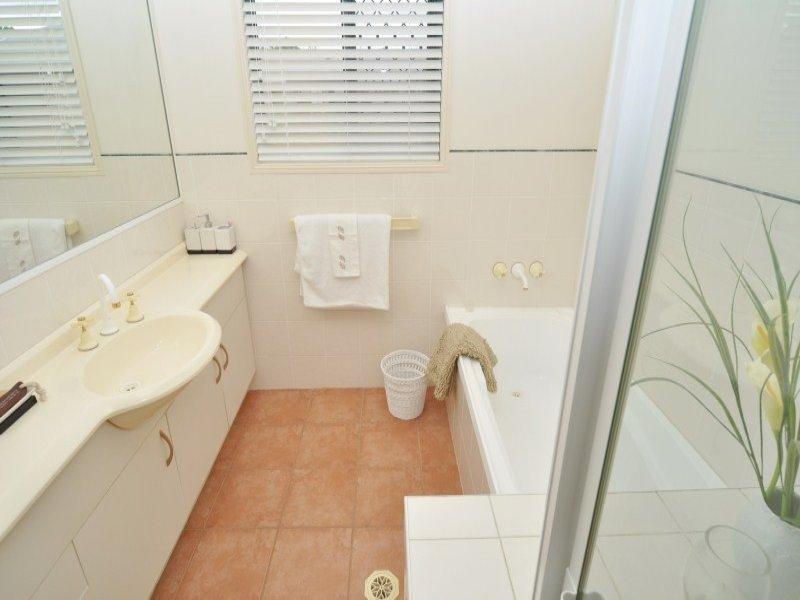 2/4 Gordon Street, Labrador QLD 4215