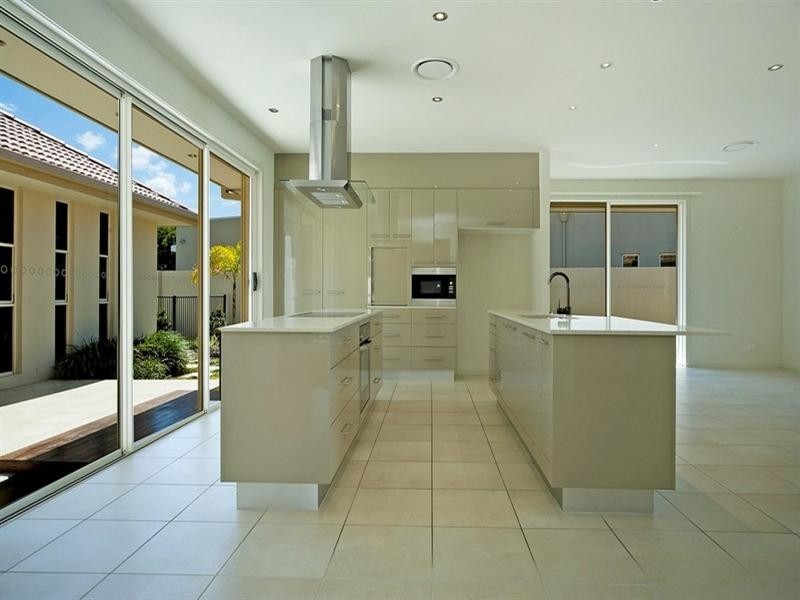 2228 Glengallon Way, Hope Island QLD 4212