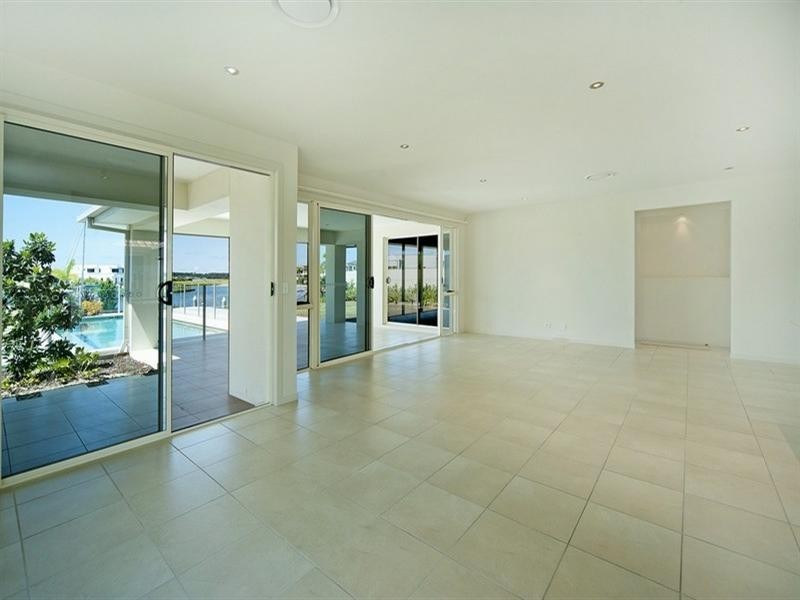 2228 Glengallon Way, Hope Island QLD 4212