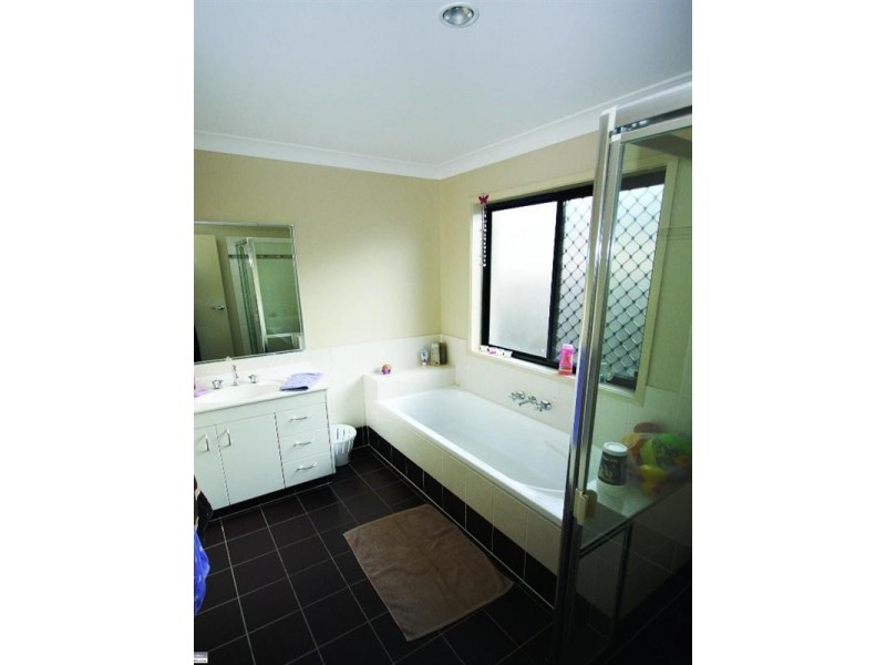 27 Carmarthen Circuit, Pacific Pines QLD 4211