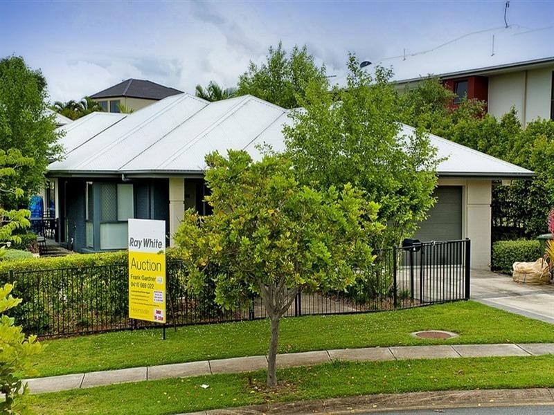 8 Beerwah Street, Pacific Pines QLD 4211