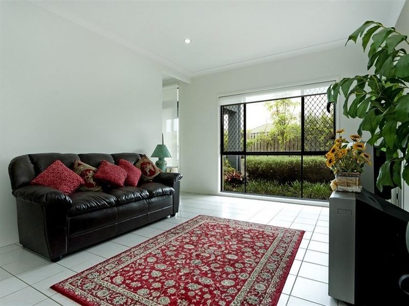 8 Beerwah Street, Pacific Pines QLD 4211