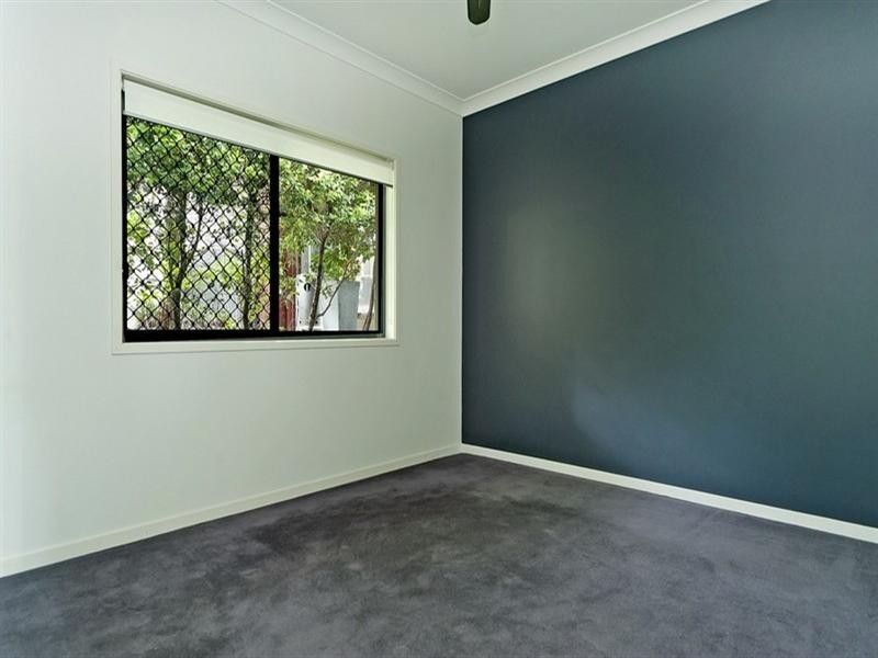 8 Beerwah Street, Pacific Pines QLD 4211