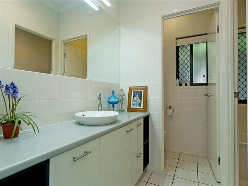 8 Beerwah Street, Pacific Pines QLD 4211