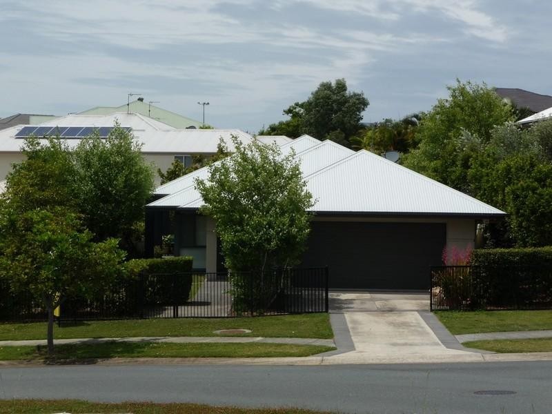 8 Beerwah Street, Pacific Pines QLD 4211