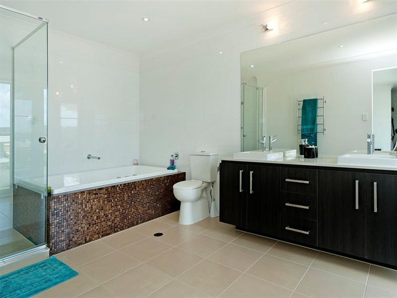 17 Golden Bear Drive, Arundel QLD 4214