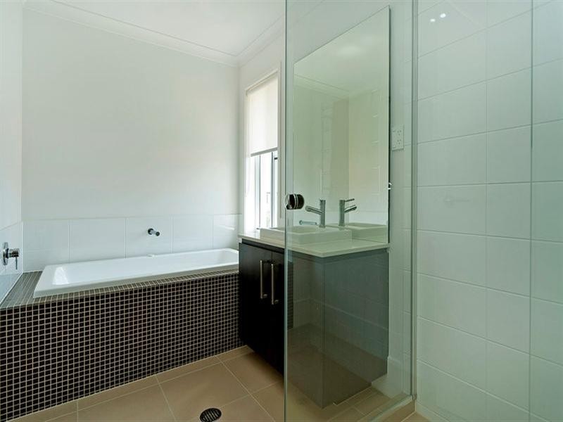 17 Golden Bear Drive, Arundel QLD 4214