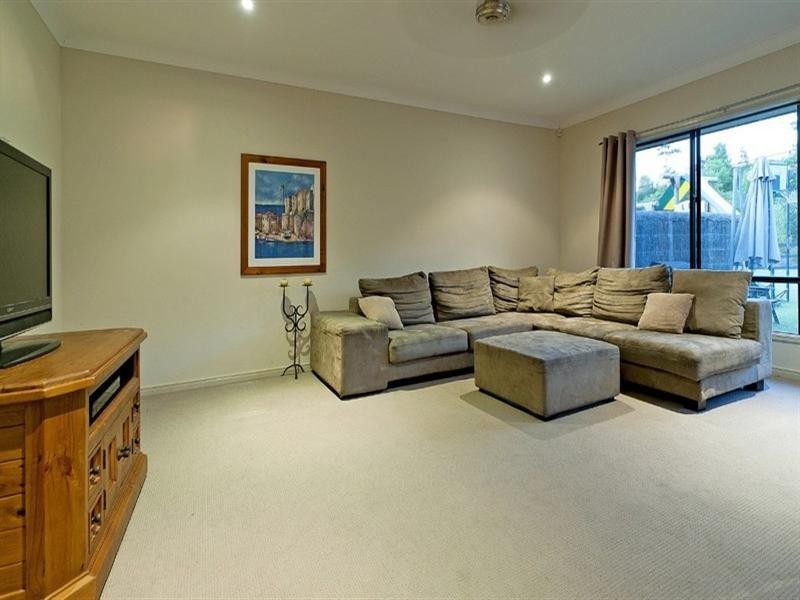 11 Meadow Court, Maudsland QLD 4210