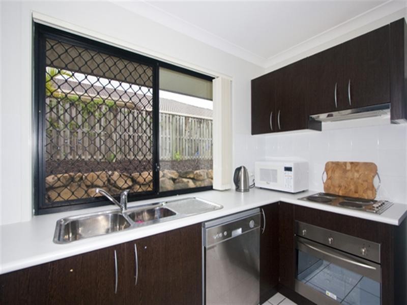 6 Bimberi Row, Pacific Pines QLD 4211