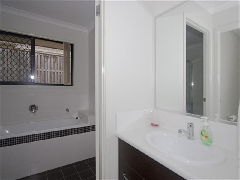 6 Bimberi Row, Pacific Pines QLD 4211