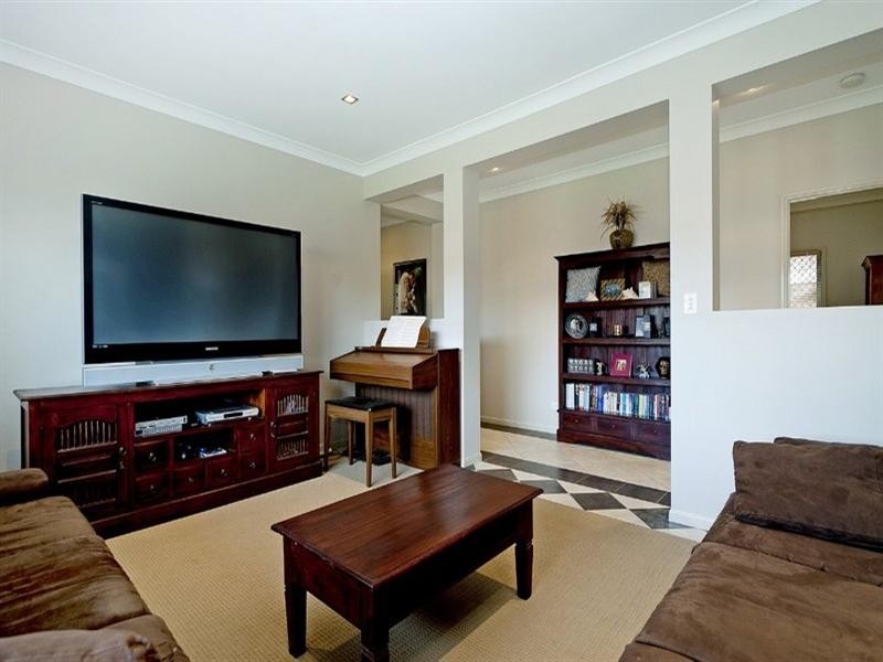 4 Coonowrin Street, Pacific Pines QLD 4211