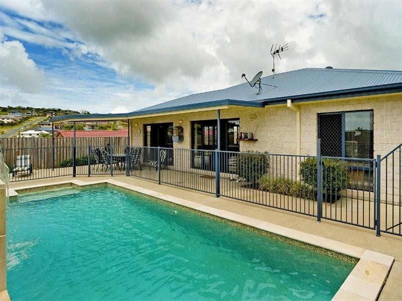 4 Coonowrin Street, Pacific Pines QLD 4211