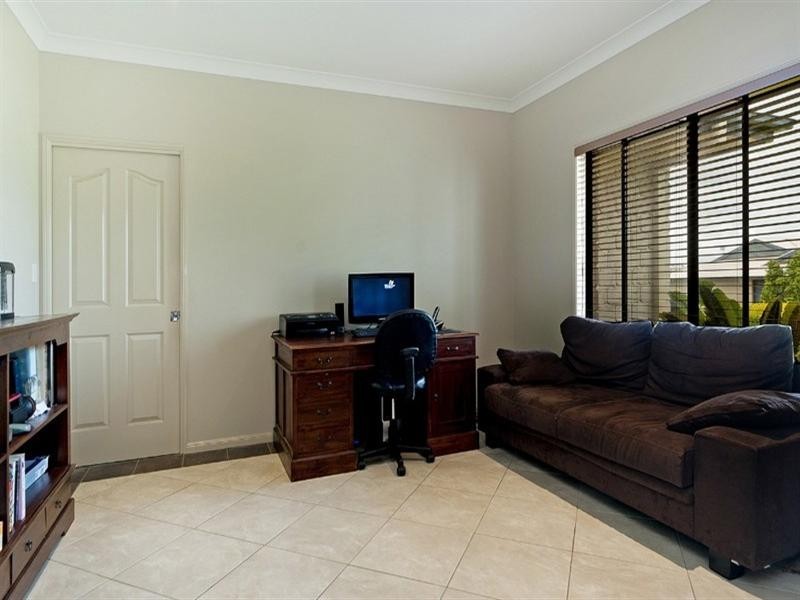 4 Coonowrin Street, Pacific Pines QLD 4211