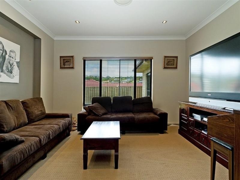 4 Coonowrin Street, Pacific Pines QLD 4211