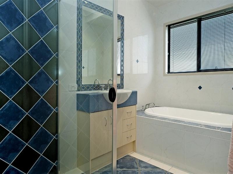 4 Coonowrin Street, Pacific Pines QLD 4211