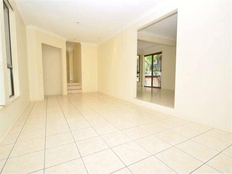 8 Wilmot Place, Helensvale QLD 4212