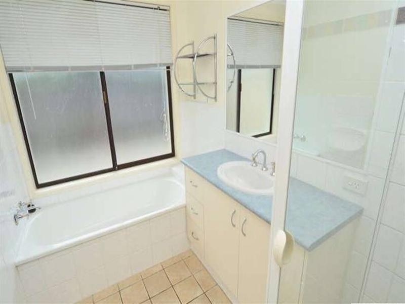 8 Wilmot Place, Helensvale QLD 4212