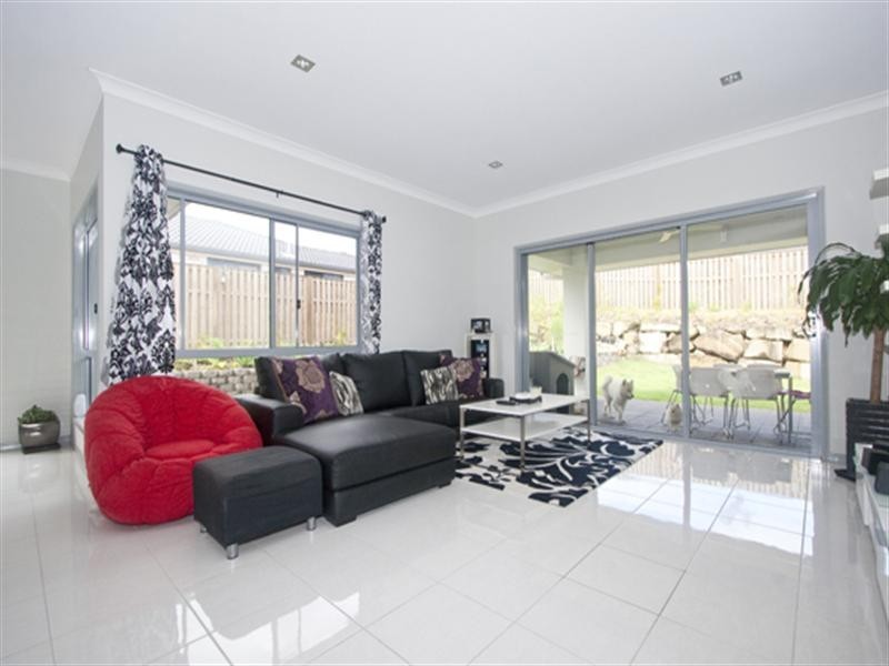 30 Faraday Crescent, Pacific Pines QLD 4211