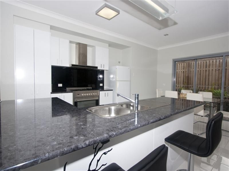 30 Faraday Crescent, Pacific Pines QLD 4211