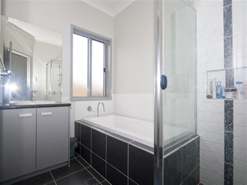 30 Faraday Crescent, Pacific Pines QLD 4211
