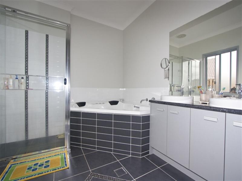 30 Faraday Crescent, Pacific Pines QLD 4211