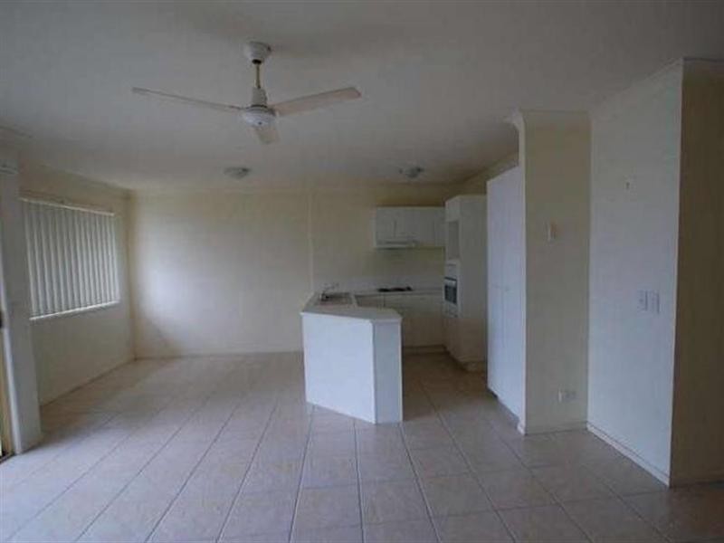 2/3 Arundel Drive, Arundel QLD 4214