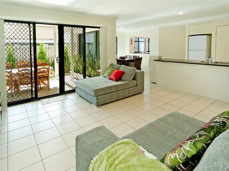 5 Taske Rise, Pacific Pines QLD 4211