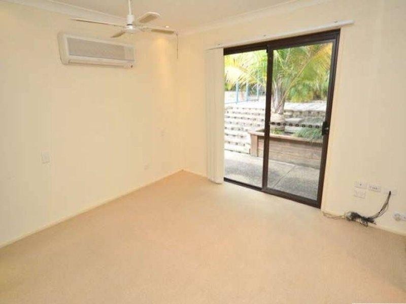8 Wilmot Place, Helensvale QLD 4212