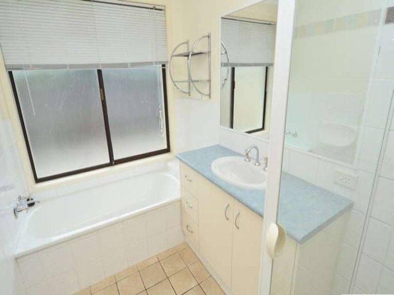 8 Wilmot Place, Helensvale QLD 4212