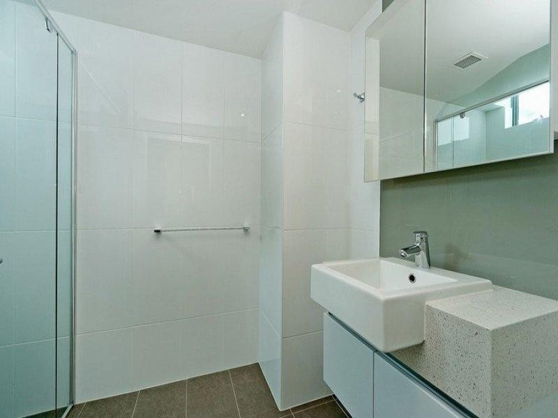 30/20 Bayview Street, Runaway Bay QLD 4216