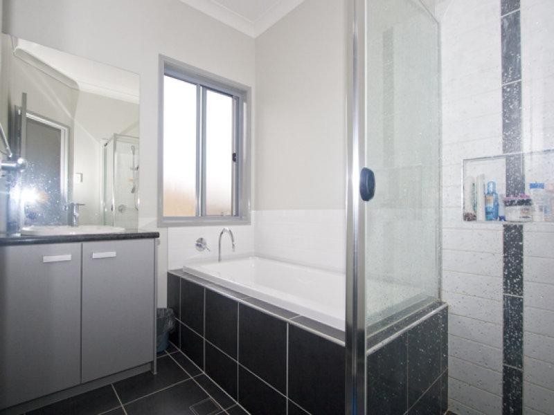 30 Faraday Crescent, Pacific Pines QLD 4211