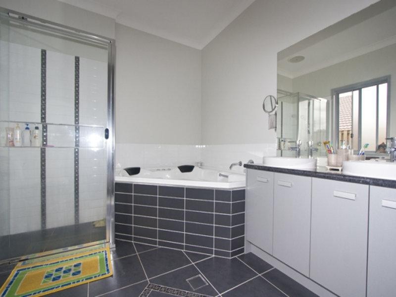 30 Faraday Crescent, Pacific Pines QLD 4211